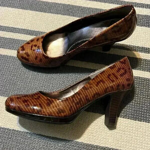 Sofft brand animal print shoes size 6- excell condition